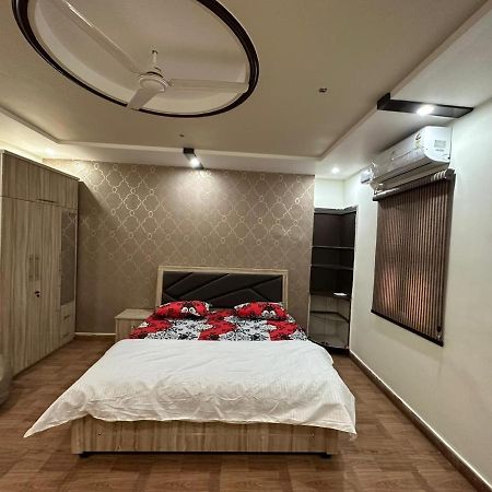 Sunrays - Unique 3Bhk In The Heart Of The City 괄리오르 외부 사진