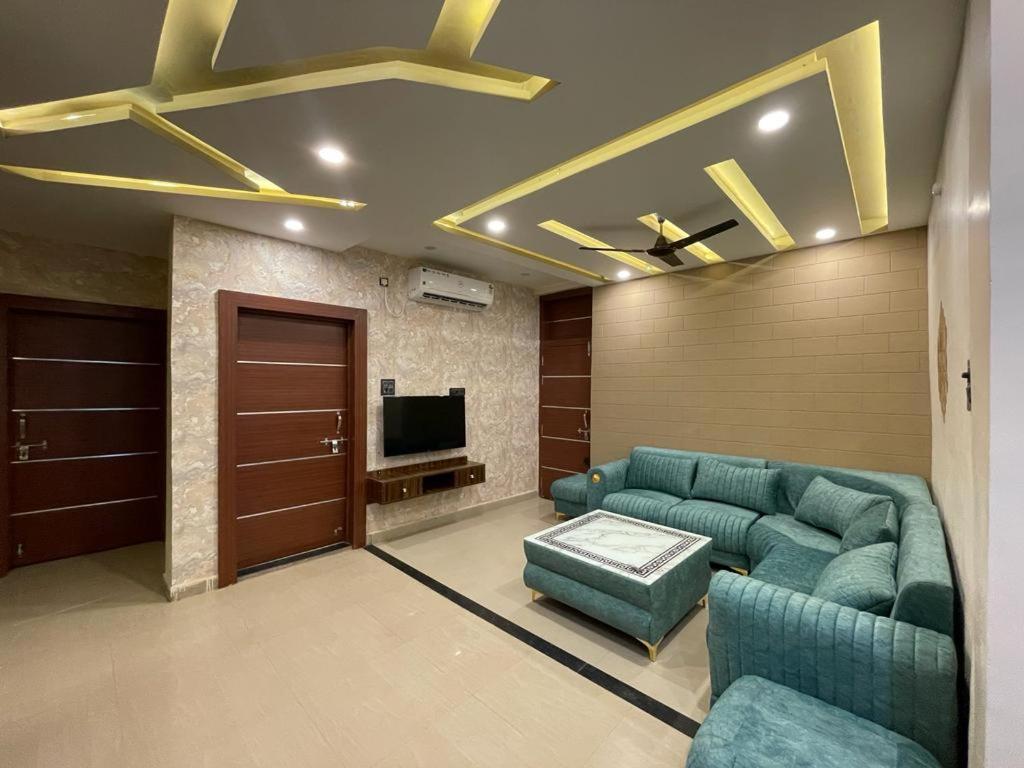 Sunrays - Unique 3Bhk In The Heart Of The City 괄리오르 외부 사진
