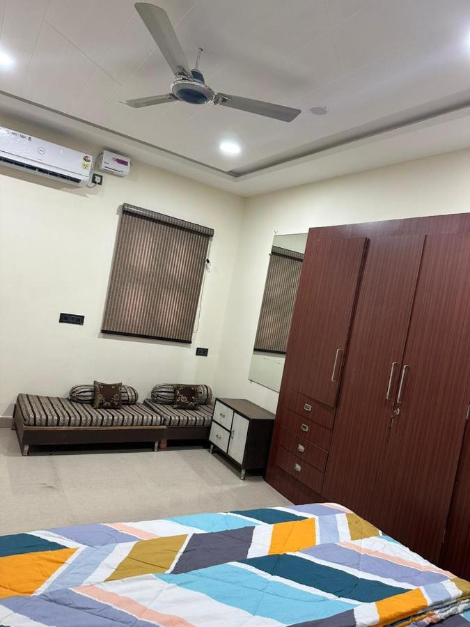 Sunrays - Unique 3Bhk In The Heart Of The City 괄리오르 외부 사진